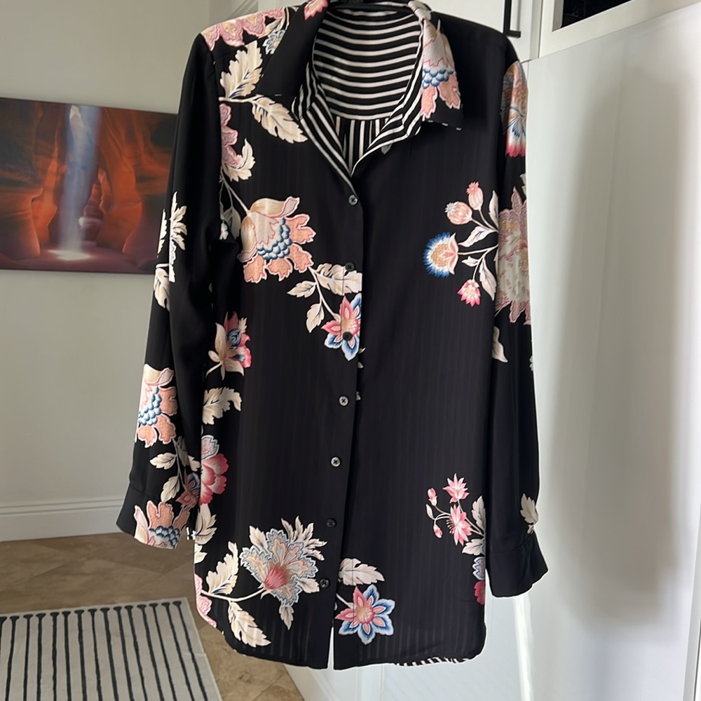 CHICOS beautiful reversible top ! VERY UNIQUE 💖💖💖